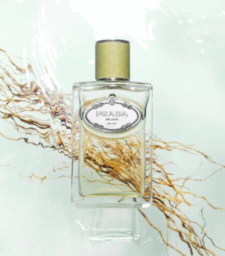 This is an ambery and woody fragrance with smoky vanilla